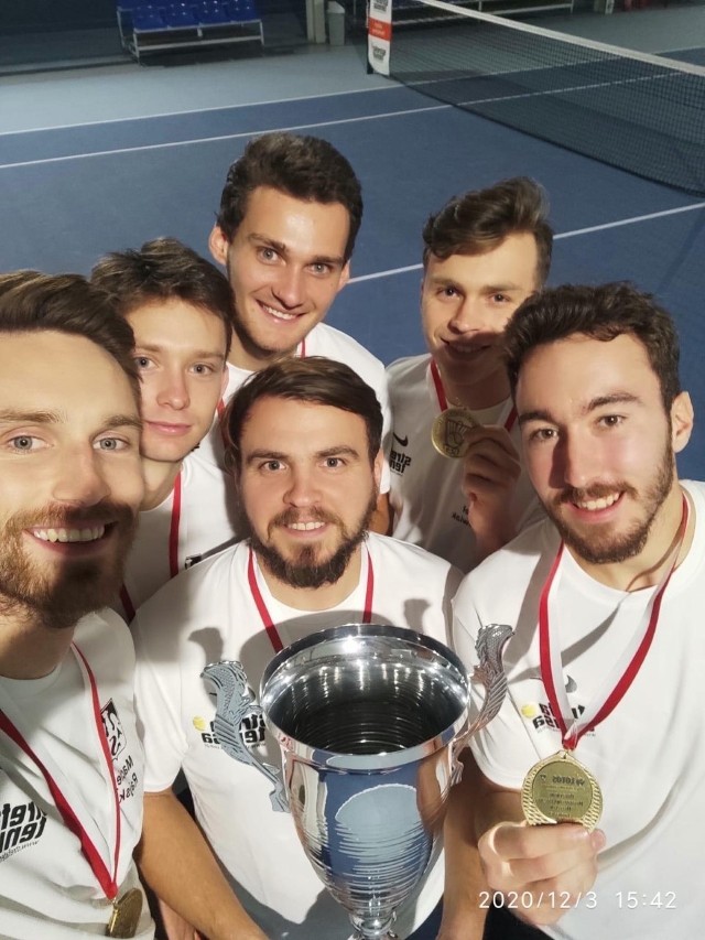 Tenisiści AZS Poznań z pucharem i złotymi medalami za zwycięstwo w Drużynowych MP