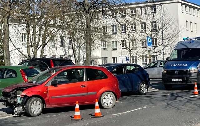 Zderzenie dwóch aut na ul. Podgórnej w Zielonej Górze. Kierowca forda zasłabł za kierownicą.