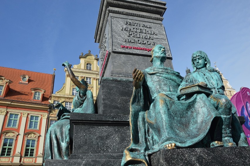 Wrocław: Na Rynku stanął pomnik Adama Mickiewicza