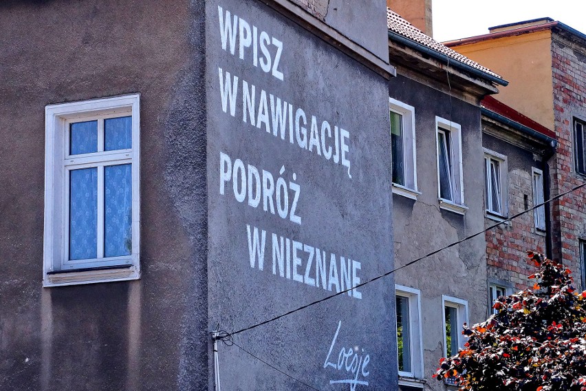 Nowy mural przy ul. Kolumba w Szczecinie. Zobaczysz go ruszając w podróż pociągiem [ZDJĘCIA]