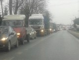 DK 28. Od wielu dni korek z Wadowic ciągnie się aż do sąsiedniej gminy Tomice. PKP remontuje tory [ZDJĘCIA]