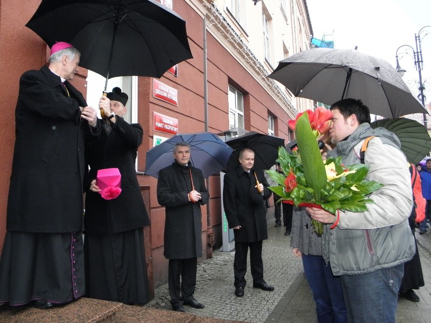 Krzyż ŚDM w Żorach: Adoracja i procesja [ZDJĘCIA]