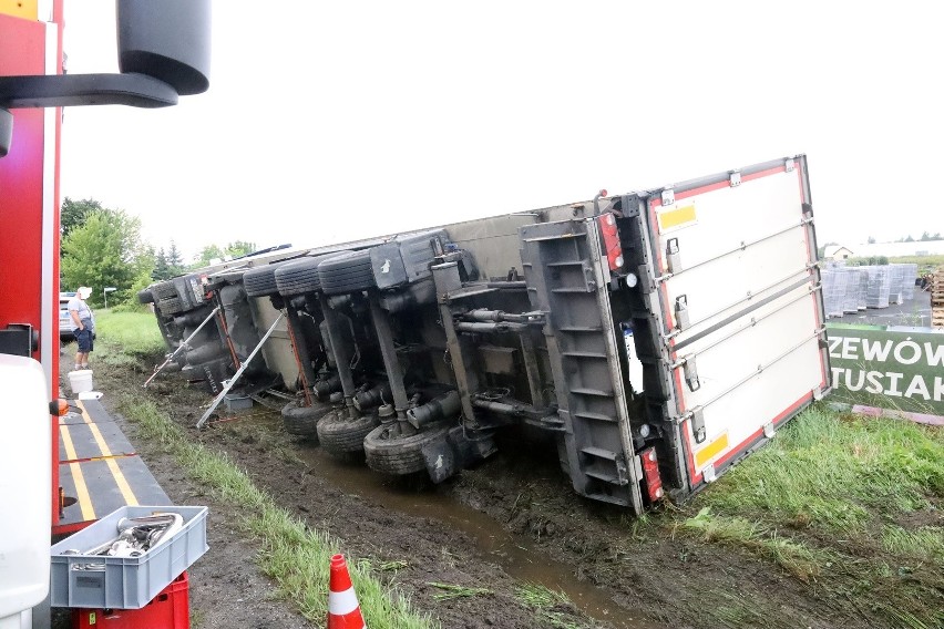 Wypadek na DK3 na Dolnym Śląsku. Ciężarówka wylądowała w...