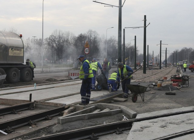 Kończą się już prace drogowe na odcinku między rondami Mogilskim i Czyżyńskim. Tuż przed świętami tramwaje mają pojechać do placu Centralnego. Inwestycja zostanie  zakończona  w czerwcu 2015 roku