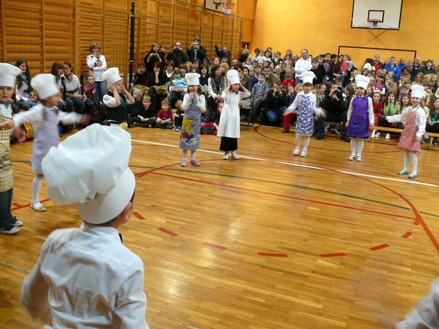 Taniec kucharzy w wykonaniu najmłodszych uczniów.