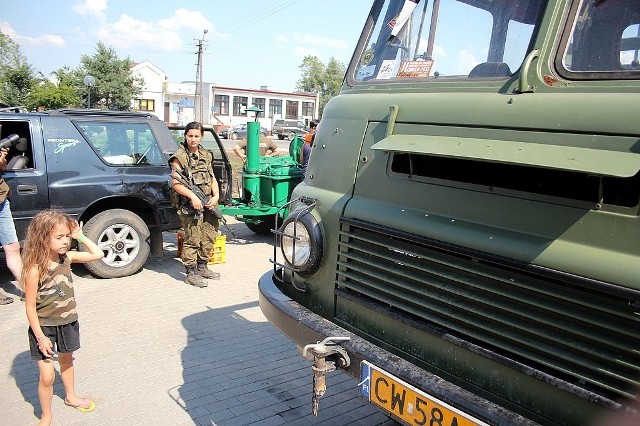 Wojskowe auta zatrzymały się w Choceniu