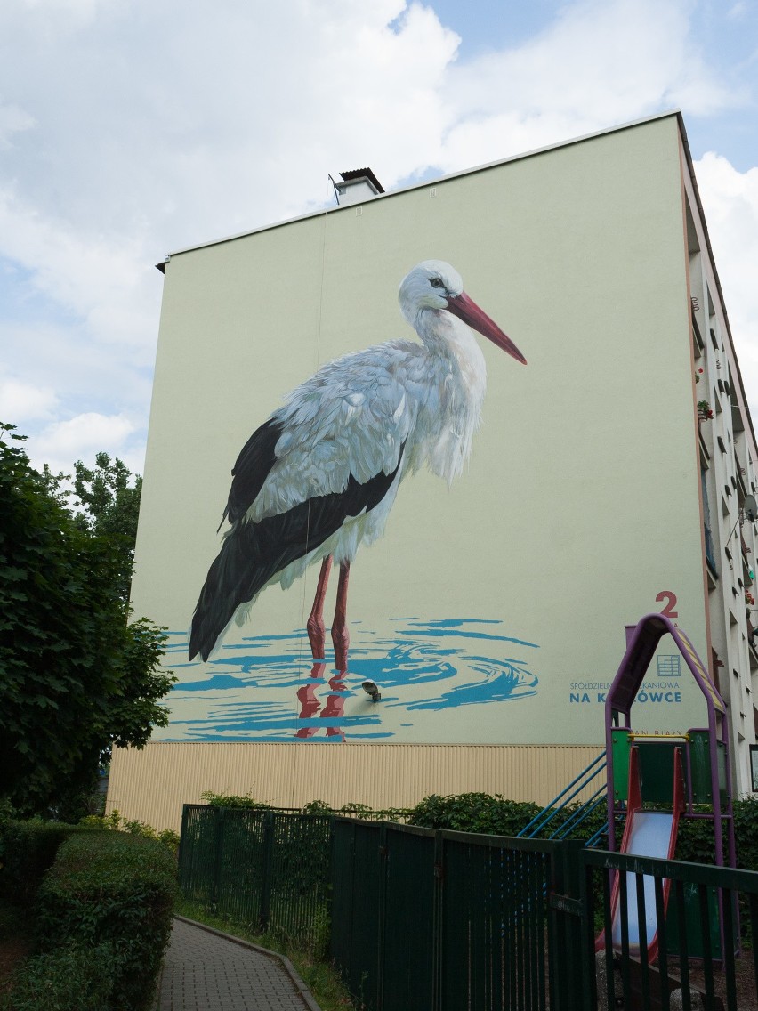 Kraków. Mural z bocianem ozdobił kolejny blok na ul. Wlotowej [ZDJĘCIA]