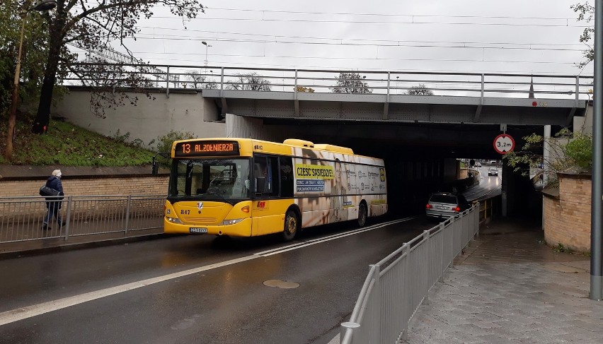 Ruch pod wiaduktem łączącym ulice Szczecińską i Wyszyńskiego...