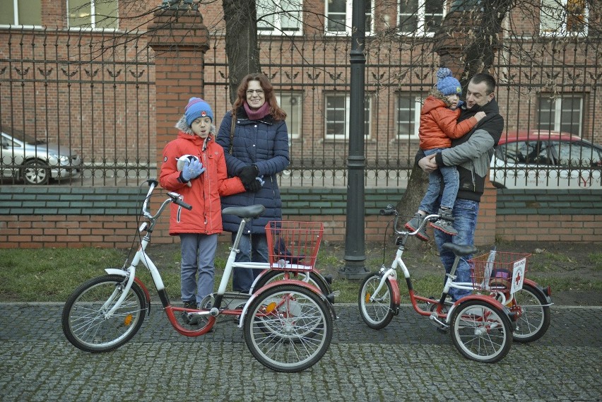 Podarowane przez PCK rowery to trzykołowe pojazdy z dużym...