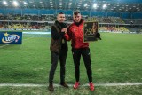 Legenda Korony Kielce Jacek Kiełb świętował 250 mecz w Ekstraklasie. Piłkarz otrzymał pamiątkowy grawerton od prezesa Łukasza Jabłońskiego 