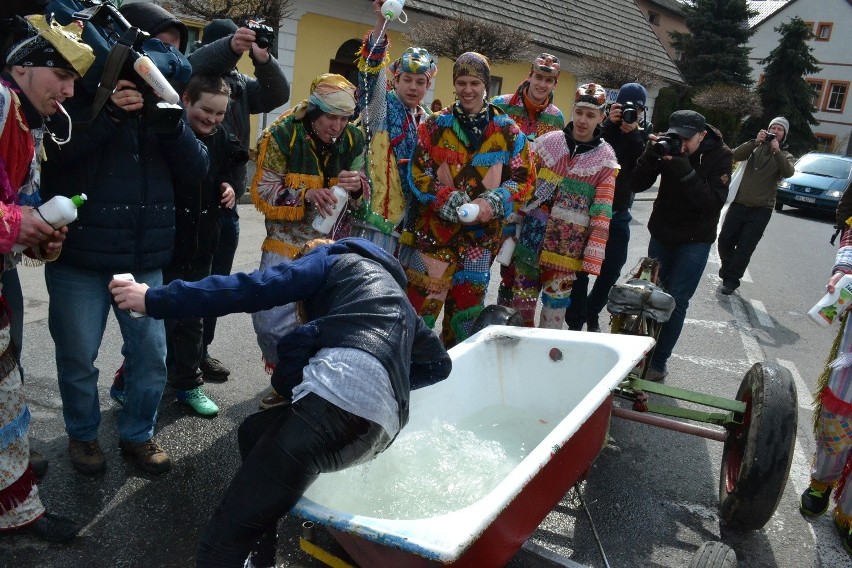 Śmigus dyngus: Tak kiedyś obchodzono święto, czy ktoś je tak...