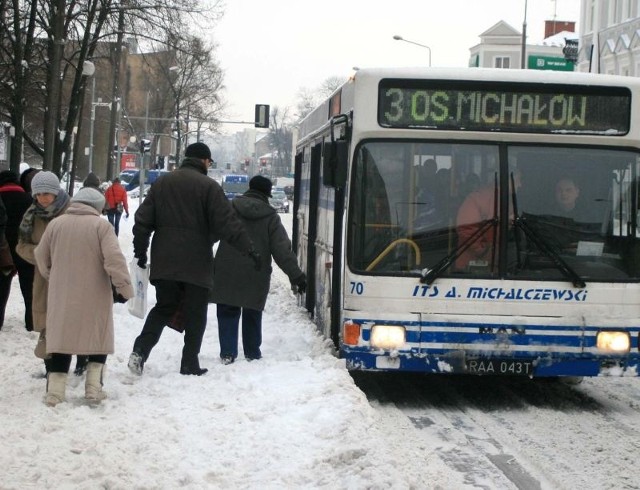 W czwartek pasażerowie mieli spory problem z dostaniem się do drzwi autobusów zatrzymujących się między innymi na przystanku przy ulicy 25 Czerwca, za skrzyżowaniem z ulicą Żeromskiego.