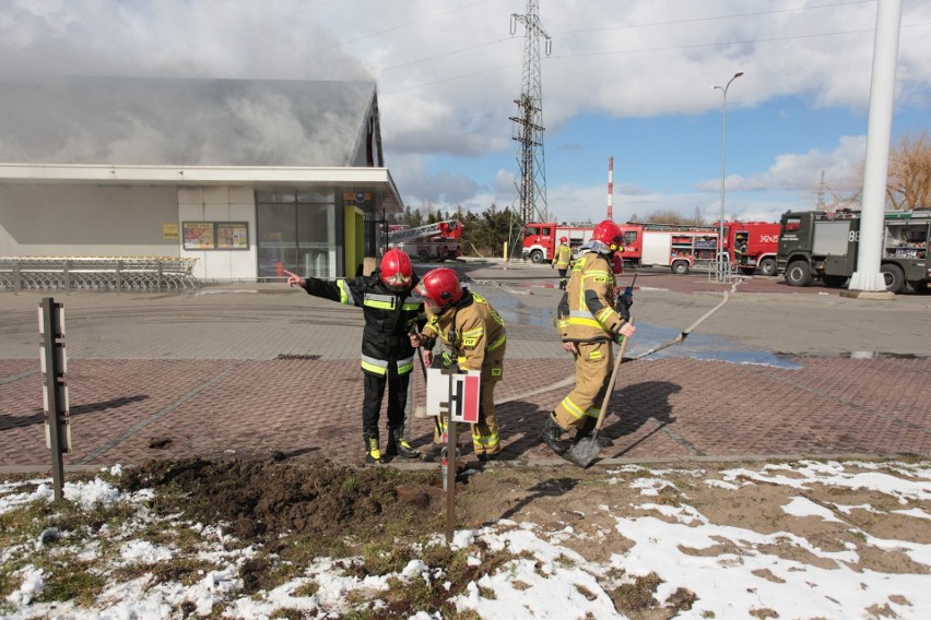 Pożar Biedronki w Kobylnicy koło Słupska. Pożar opanowany [NOWE ZDJĘCIA, WIDEO]