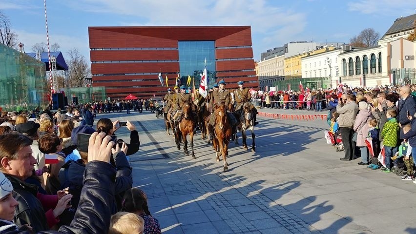 Radosna Parada Niepodległości przeszła przez Wrocław [ZDJĘCIA]