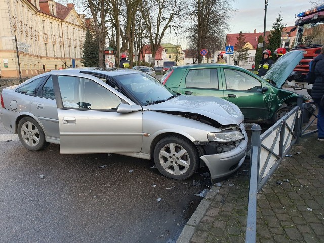 W poniedziałek kilka minut przed godz 15 na skrzyżowaniu ulic Grunwaldzkiej i 1 Maja w Białogardzie doszło do zderzenia dwóch pojazdów osobowych marki Opel i Fiat. Jak powiedziała nam rzecznik prasowy KPP Białogard sierżant Joanna Krajnik, sprawcą tego zdarzenia była młoda kobieta kierująca Fiatem, która wymusiła pierwszeństwo przejazdu młodemu kierowcy Opla. Kobieta przyznała się i została ukarana mandatem karnym w kwocie 300zł. Obaj uczestnicy tego zdarzenia byli trzeźwi.Zobacz także Pożar na ul. Podgórnej w Koszalinie