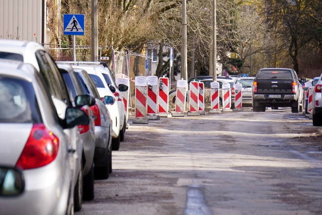 Rozpoczęły się prace przygotowawcze przy rozbudowie ul. Wallenroda. Od poniedziałku zamknięty dla ruchu zostanie odcinek tej arterii od ul. Wajdeloty do ul. Grażyny. Dla mieszkańców oznacza to utrudnienia. Z użytku zostaną wyłączone znajdujące się tam miejsca parkingowe.