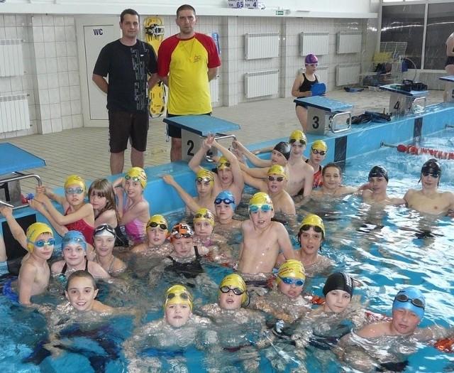 Młodzi pływacy Skalara Słupsk wraz ze szkoleniowcami Maciejem Kowalewskim (po prawej) i Dariuszem Grondziewskim.