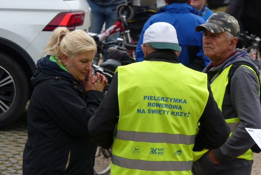 Rozpoczęła się VI Pielgrzymka Rowerowa na Święty Krzyż. Na czele peletonu biskup Marian Florczyk [DUŻO ZDJĘĆ, WIDEO]