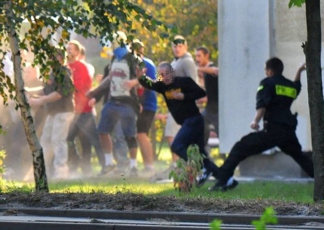 Jeszcze przed kilkoma laty dość często dochodziło do przeróżnych potyczek kibicowskich na Podkarpaciu. W 2014 roku głośnym echem obiło się starcie kiboli Stali Nowa Dęba oraz Siarki Tarnobrzeg przy okazji meczu Stal - Kolbuszowianka Kolbuszowa. Jakie było tło i przebieg tamtych wydarzeń? Zapraszamy do prześledzenia kolejnych slajdów!