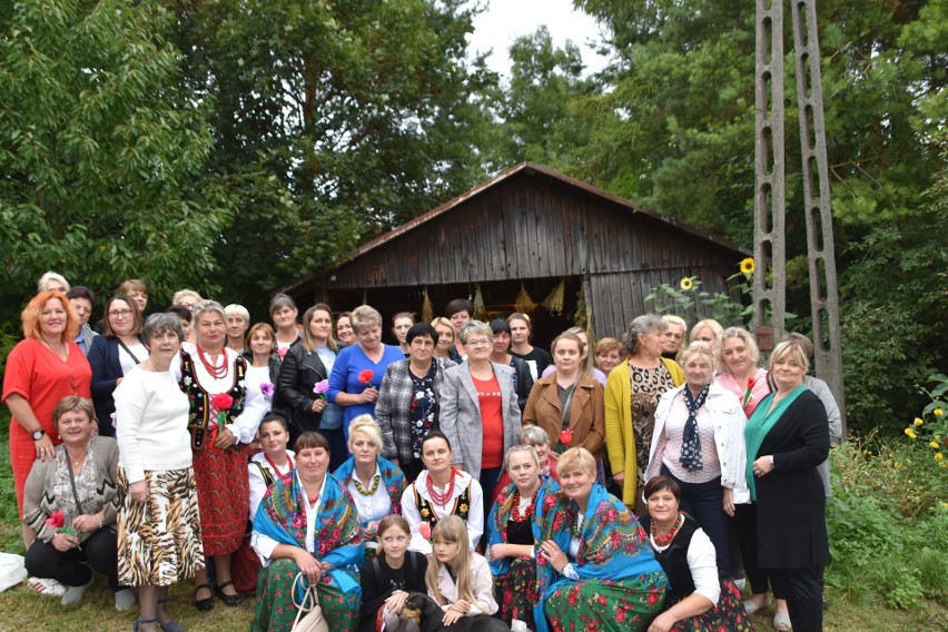 W ramach Wiosek Sztuki panie z gminy Skalbmierz spotkały się po raz ostatni. Pożegnanie było liczne i bardzo udane [ZDJĘCIA]