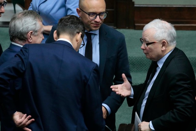 CBOS ogłosił listopadowy sondaż poparcia dla partii politycznych. W Sejmie tylko cztery partie.