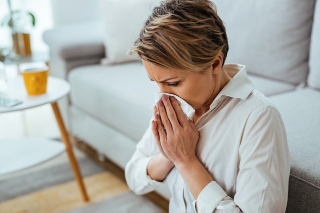 Wodnisty katar zarówno alergiczny, jak i wirusowy występuje zwykle w połączeniu z kichaniem, swędzeniem i zatykaniem się nosa. Potrafi on być także bardzo uciążliwy, gdy musisz co chwila sięgać po kolejną chusteczkę.