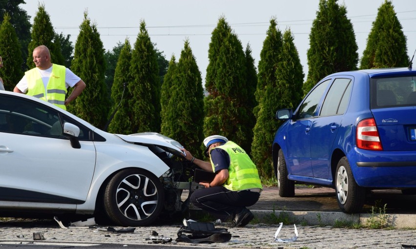 Czołowe zderzenie na dawnej ósemce koło Wielunia. Jedna osoba trafiła do szpitala ZDJĘCIA