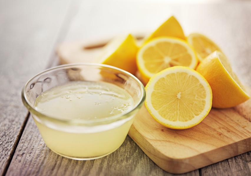 Sok z cytryny jest jednym z naturalnych sposobów na...