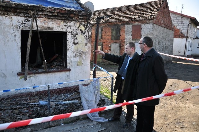 fot. wojciech kośmider Mariusz Szymański, powiatowy inspektor nadzoru budowlanego wskazał wójtowi Jerzemu Rabeszko mieszkania, które nie nadają się do zamieszkania