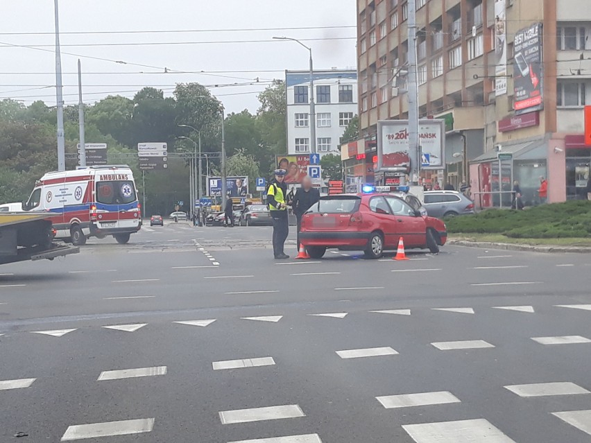 Wypadek na placu Rodła w Szczecinie. Zderzyły się dwa samochody