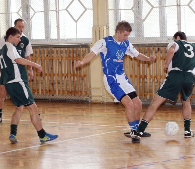 Piłkarze Stali Stalowa Wola (w biało-zielonych strojach) wygrali turniej halowy na rzecz Jakuba Ławeckiego.