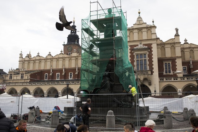 Pomnik Adama Mickiewicza został właśnie otoczony rusztowaniami