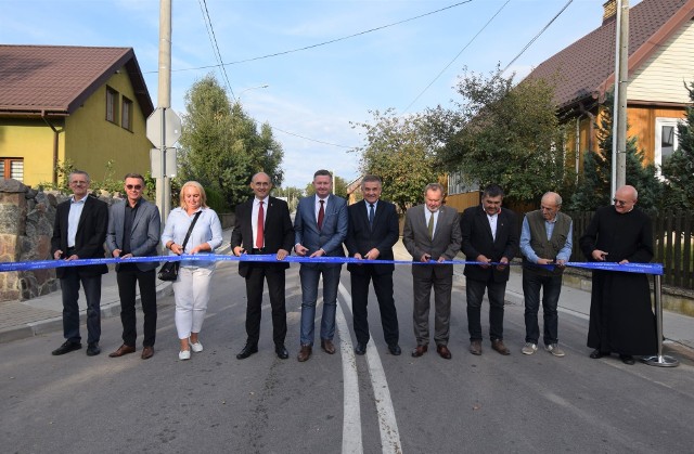 Otwarcie ulicy zgromadziło wielu mieszkańców Suraża i samorządowców