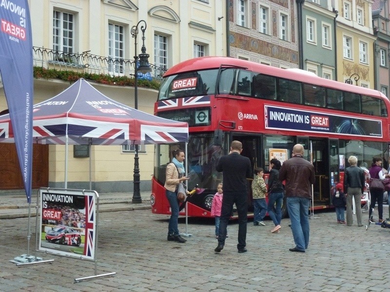 Czerwony londyński autobus zaparkował na Starym Rynku w...