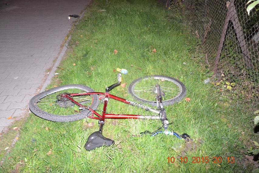Nowy Targ. Pomimo czerwonego światła, wjechał rowerem wprost pod koła volkswagena [FOTO]