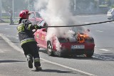 Wrocław: Pożar taksówki na pl. Strzegomskim (ZDJĘCIA)