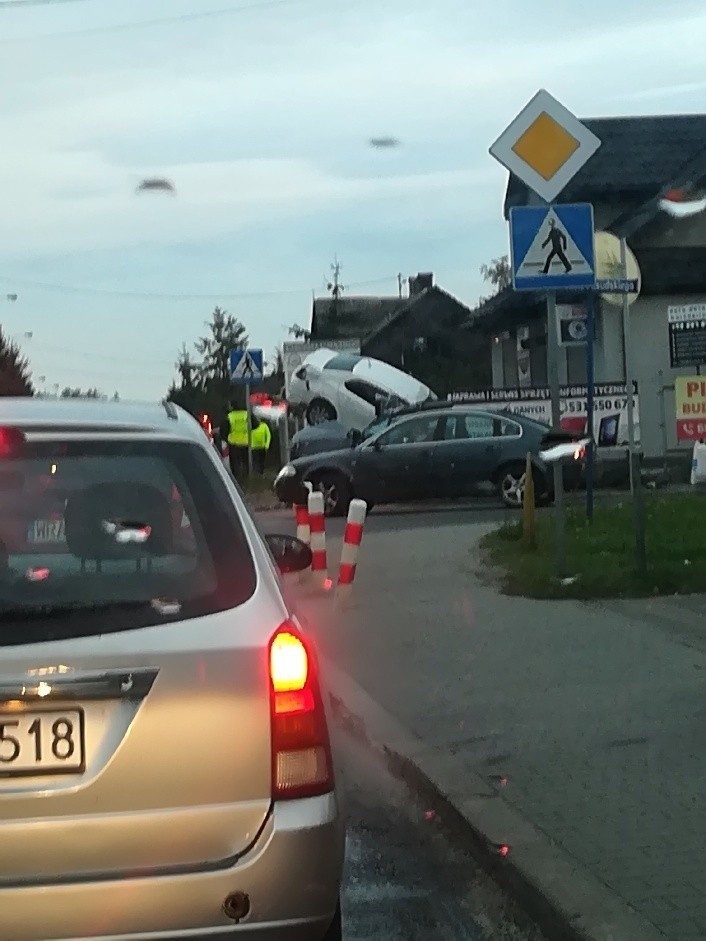 Wypadek na feralnym skrzyżowaniu w Pionkach. Samochód zawisł na ogrodzeniu. Mamy film z wypadku 