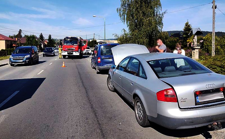 Wypadek w Nowym Sącz. Trzy osobówki zderzyły się na wyjeździe z miasta