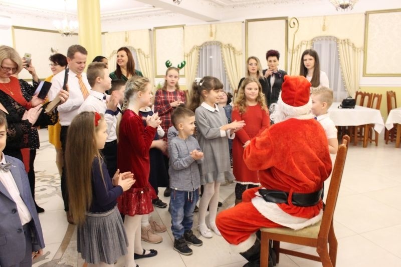 Stowarzyszenie "Przytulanka" z Szostki zaprosiło dzieci, rodziców i wielu gości na wigilijne spotknie. Był też św. Mikołaj