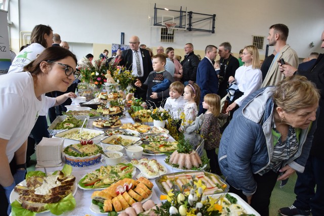 Wielkanocne stoły przygotowane przez gospodynie wiejskie z powiatu sępoleńskiego zachęcały do degustacji potraw. Na stoiskach można było zakupić świąteczne rękodzieło. Mieszkańcy podziwiali też Kujawiaka w wykonaniu przedszkolaków.