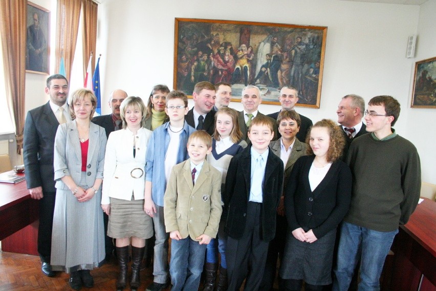 ŻNIN. Siedmioro uczniów otrzymało stypendia burmistrza za szczególne osiągnięcia w nauce i sukcesy artystyczne