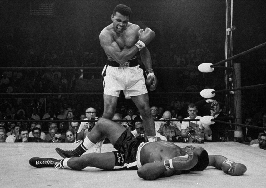 25 maja 1965 Muhammad Ali pokonał Sonny Listona.