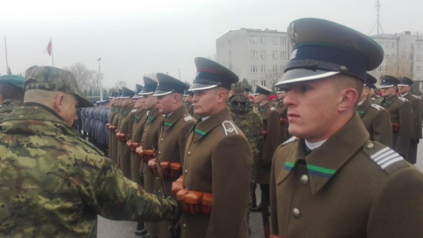 Nowy Sącz. Na setną rocznicę odzyskania Niepodległości Kompania Reprezentacyjna SG dostała nowe mundury i broń [ZDJĘCIA]