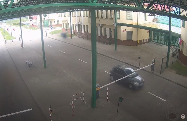 Na kadrze z filmu widać jak Francuz autem taranuje szlaban na polskim przejściu granicznym