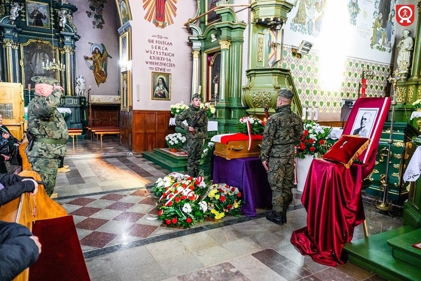Uroczystość pogrzebowa żołnierza niezłomnego Władysława Żwirka w Łoniowie. Szczątki spoczęły w rodzinnym grobie 