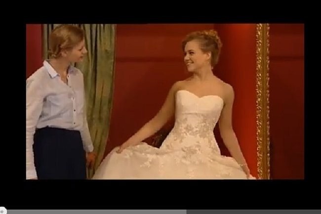 Bożanka w sukni ślubnej (fot. screen YouTube.com)
