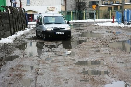 Serwisową rzeczywiście ciężko przejechać.