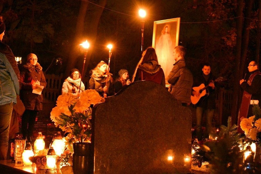 Nabożeństwo dla młodzieży na cmentarzu w Oleśnie odprawił...