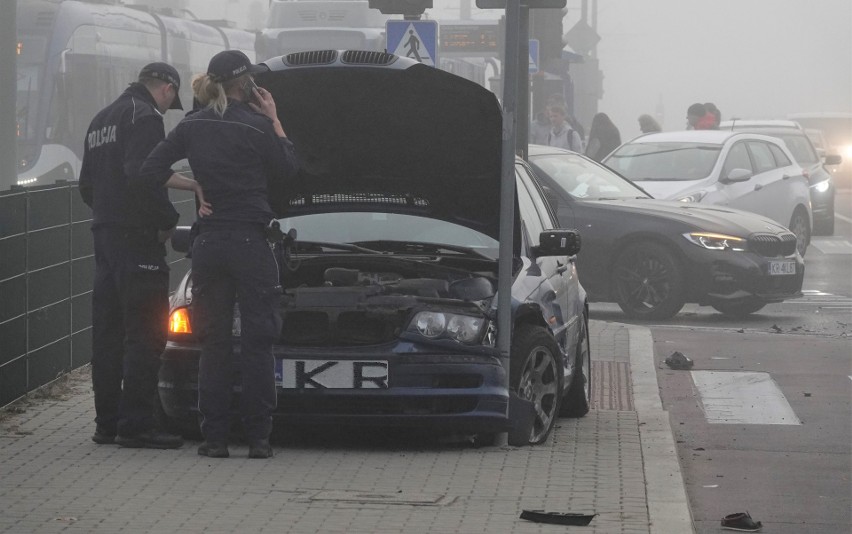 Kraków. Kraksa policyjnego radiowozu na sygnale. Pojazd zderzył się z osobowym BMW. Mandat dla kierowcy radiowozu