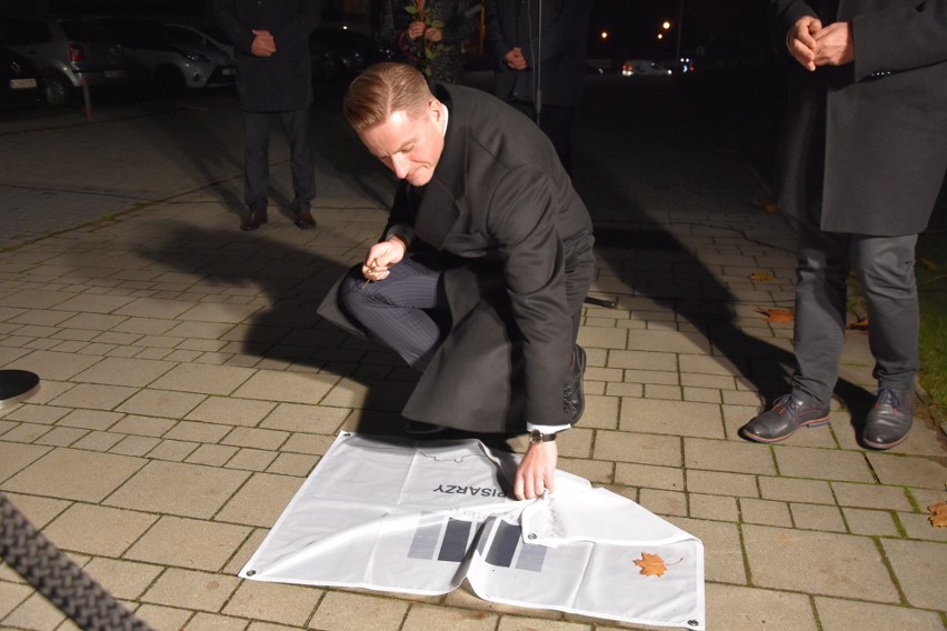 Szczepan Twardoch odsłonił tablicę w Alei Pisarzy przed Miejską Biblioteką Publiczną w Oświęcimiu [ZDJĘCIA]